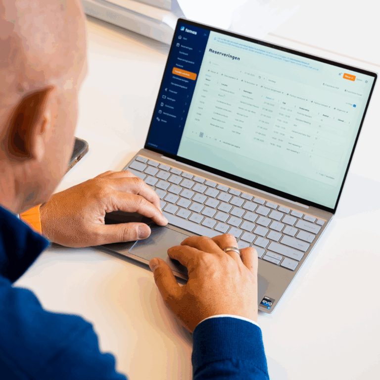 Man die werkt met Famas FMIS