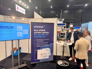 Famas met stand aanwezig op een beurs